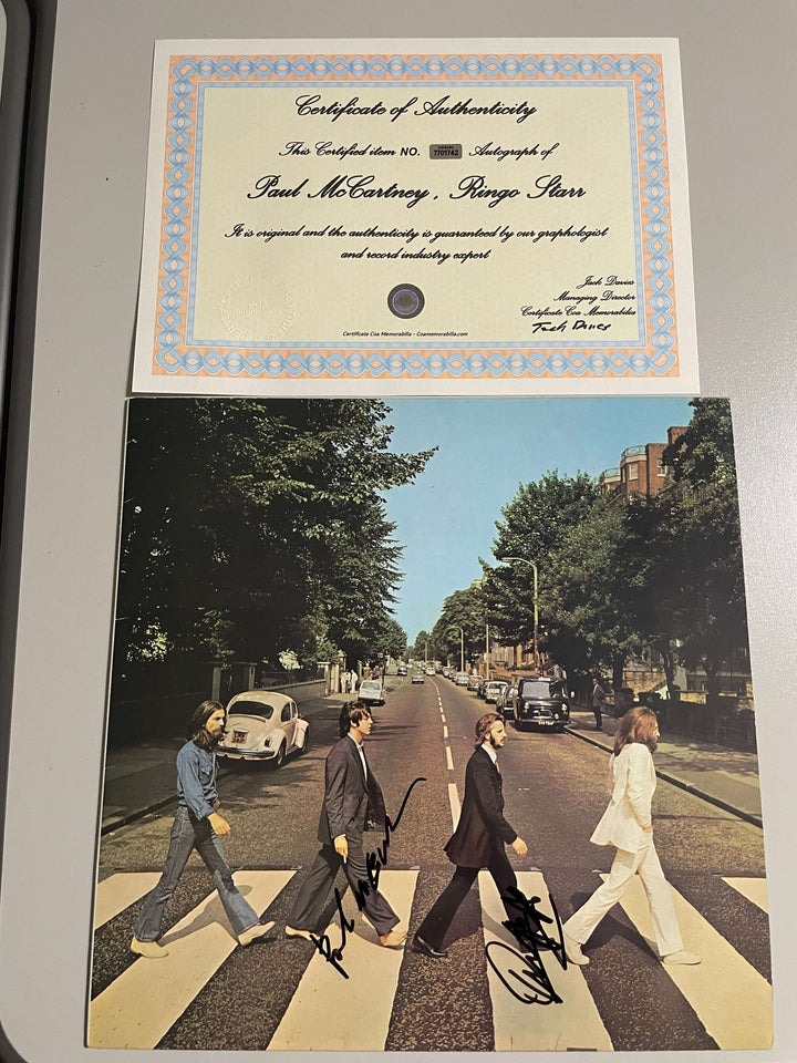 LP de The Beatles "Abbey Road" de 1995, firmado por Paul McCartney y Ringo Starr